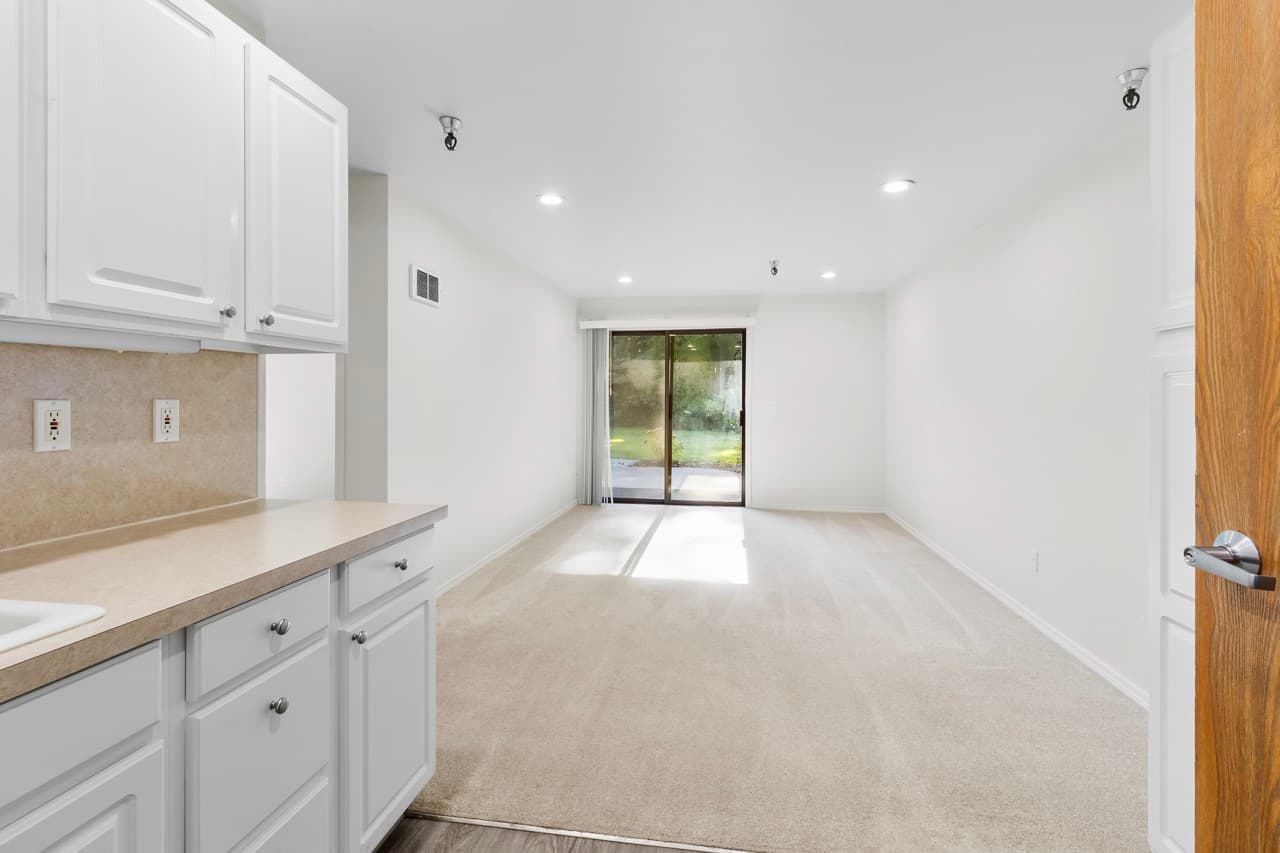 Beachwood Apartments - Building Entrance